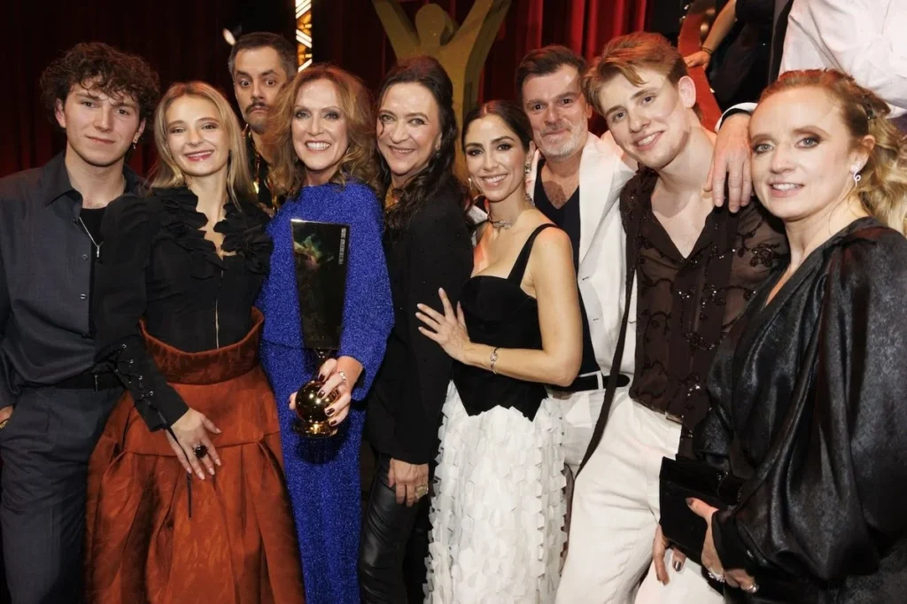 De cast van ‘Thuis’ met hun Kastaar! afgelopen weekend in de AED-studio in Lint.