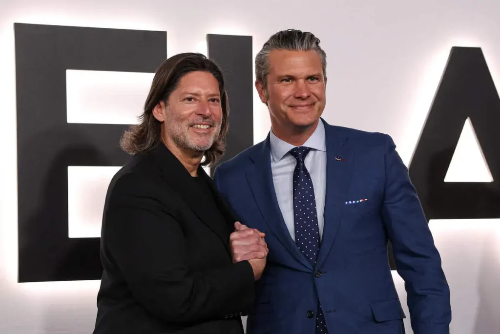 Producer Marc Beckman en minister van Oorlog Pete Hegseth