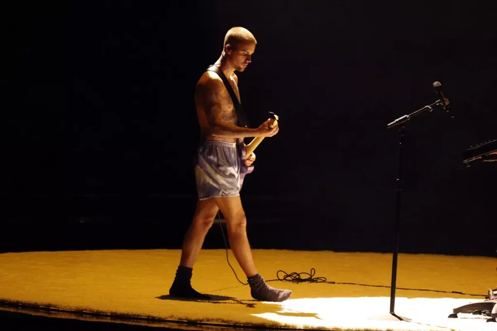 Justin Bieber brengt een uitgeklede versie van "Yukon" ten gehore tijdens de 68e Grammy Awards