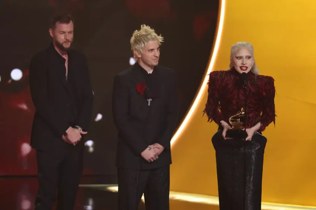 Cirkut en Andrew Watt vergezellen Lady Gaga op het podium tijdens haar uitreiking van de Grammy voor beste popalbum