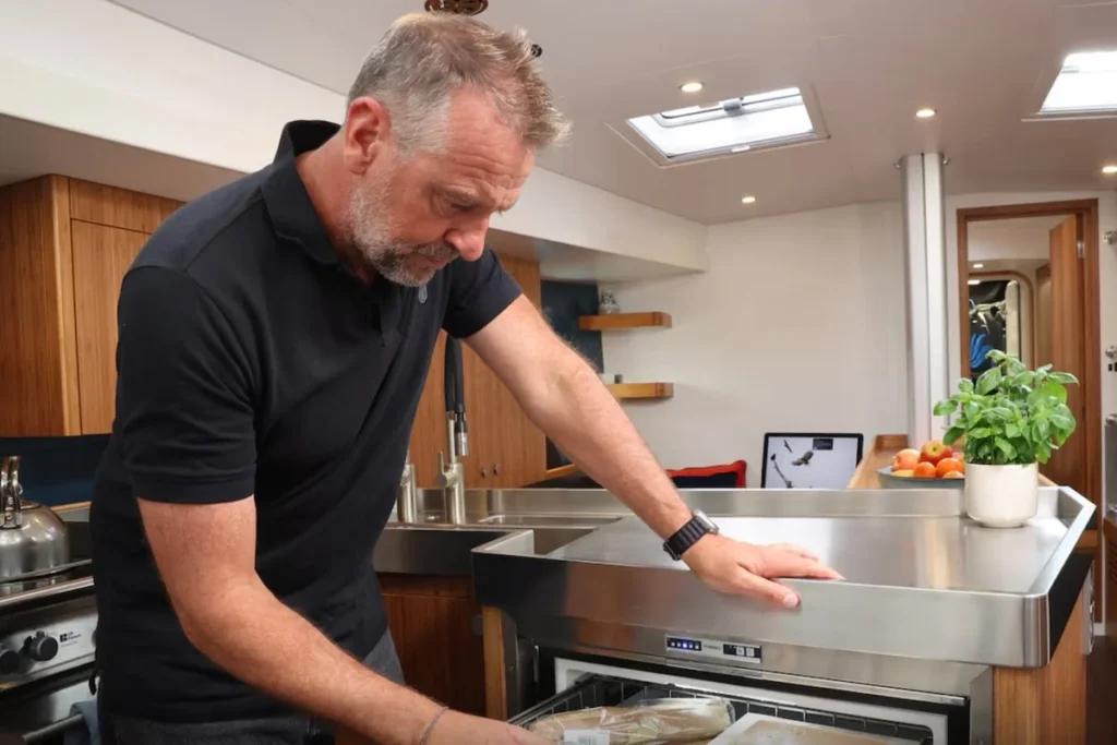 Tom Waes op zijn zeilboot Tethys. 