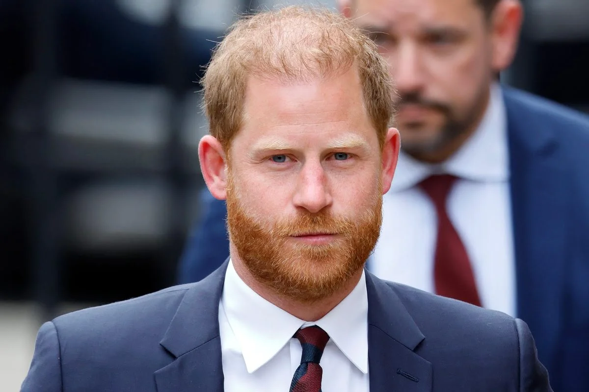 Prins Charles keert terug naar Londen om te getuigen in rechtszaken