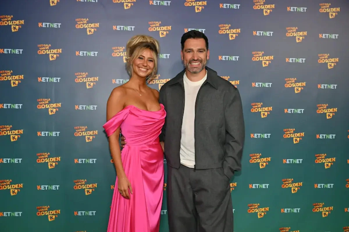 Celine Van Ouytsel en Metejoor maken debuut als koppel op rode loper tijdens Gala van de Gouden K’s