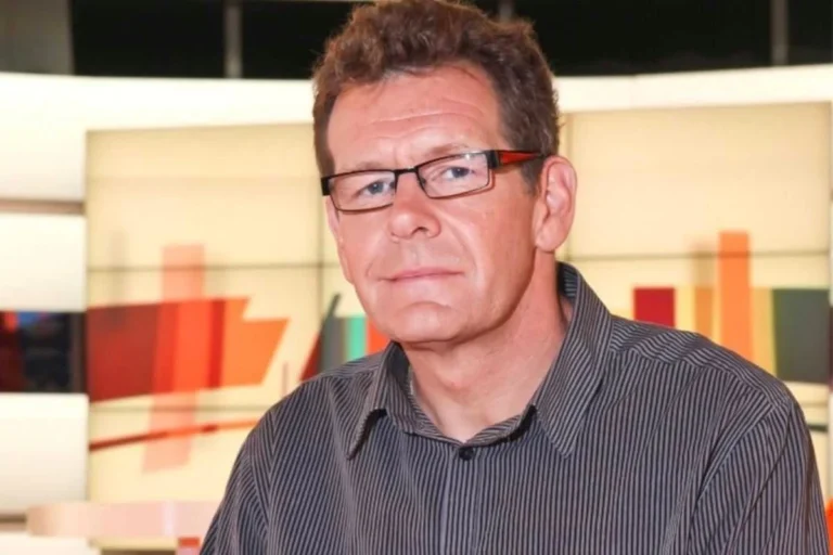 VRT-journalist en nieuwslezer Chris Van den Abeele overleden