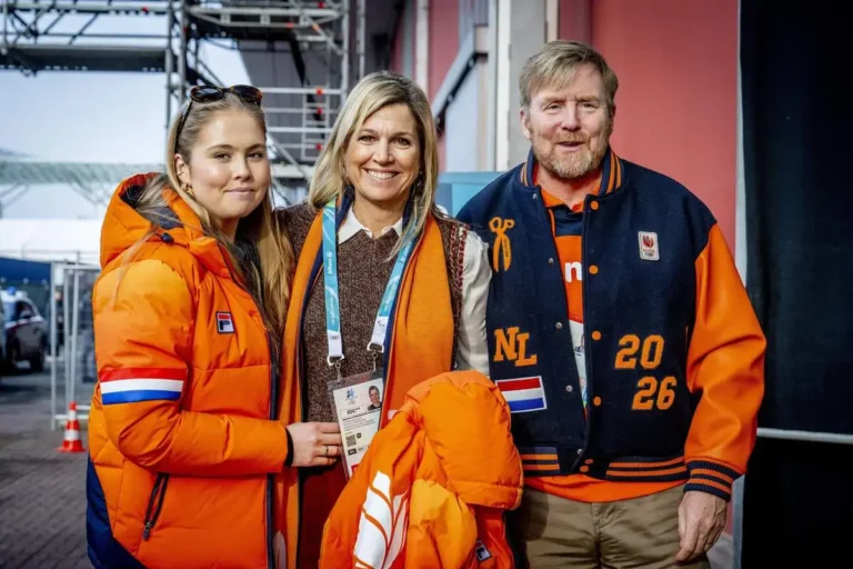 Koning Willem-Alexander zet Maxima in de schaduw met zijn jasje van Denham