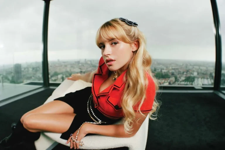 Fiscale wolken boven het zonnige imperium van Angèle: Popster ontkent fraude na huiszoeking in Parijs