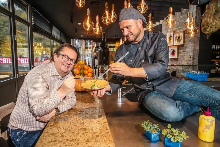 Geen stroom, maar wél kaarslicht en korting: Wout Bru slaat zich opnieuw door pech in sterrenrestaurant Marc Coucke