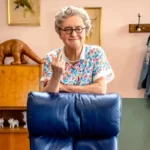 Luc Wyns als “De Bomma” in de “De Familie Backeljau” dat terugkomt op VTM en Streamz