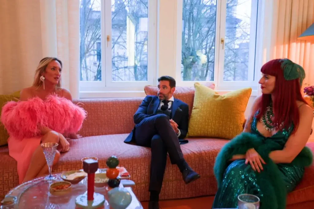 Inge Onsea op de bank in haar appartement in Antwerpen met Metejoor en Zoe Biezoe