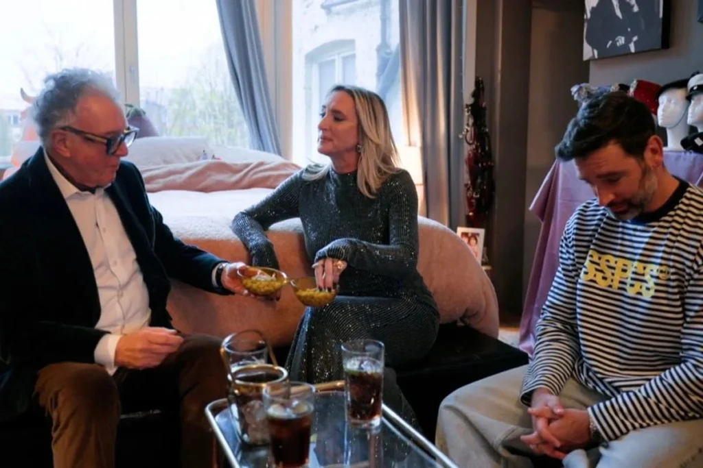 Paul De Grande, Inge Onsea en Metejoor op de bank met aperitief bij Zoe Biezoe in Komen eten