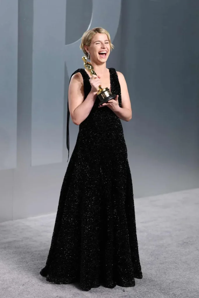 Jessie Buckley met haar Oscar op de 2026 Vanity Fair Oscar afterparty.