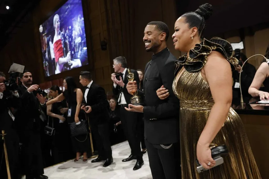 Michael B. Jordan, winnaar van de Oscar voor beste acteur voor Sinners, poseert met zijn zus, Jamila Jordan-Theus, op het 2026 Oscars Governors Ball.