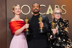Jessie Buckley, Michael B. Jordan en Amy Madigan, de winnaars van de Oscars voor beste actrice en beste acteur en beste vrouwelijke bijrol. Sean Penn won de Oscar voor beste mannelijke bijrol, maar was niet aanwezig tijdens de uitreiking.