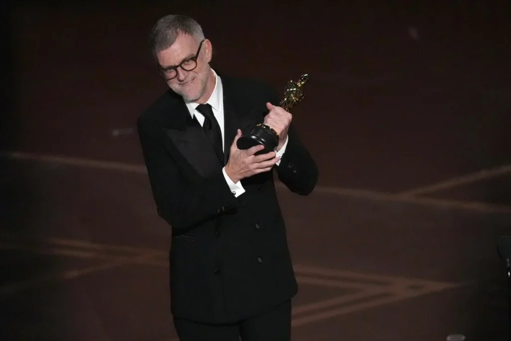Paul Thomas Anderson neemt de Oscar voor beste regie in ontvangst voor “One Battle After Another” tijdens de Oscars op zondag 15 maart 2026.