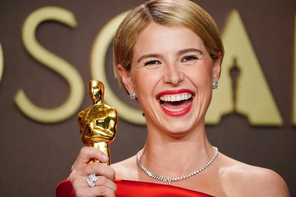 Jessie Buckley, winnares van de Oscar voor beste actrice in een hoofdrol voor "Hamnet", poseert in de persruimte van de Oscars op zondag 15 maart 2026 in het Dolby Theatre in Los Angeles.