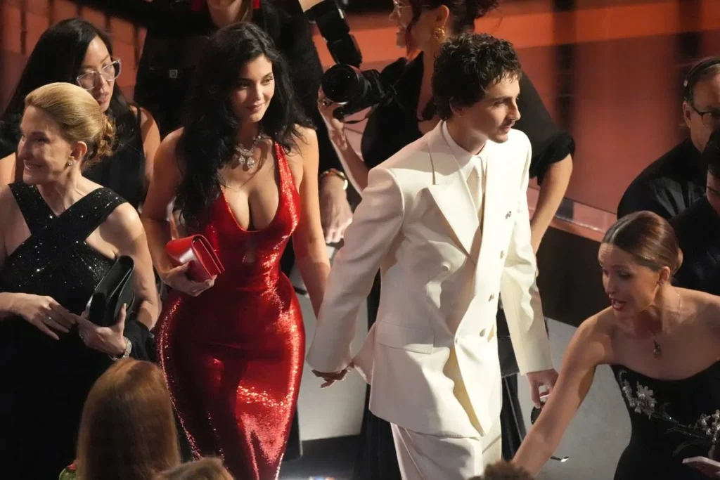 Kylie Jenner en Timothee Chalamet zitten in het publiek voorafgaand aan de Oscaruitreiking op zondag 15 maart 2026 in het Dolby Theatre in Los Angeles.