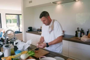 Frank Boeckx aan het werk in zijn keuken voor zijn gasten Joris Brys, Sarah Vandeursen en Goedele Liekens in Komen Eten.