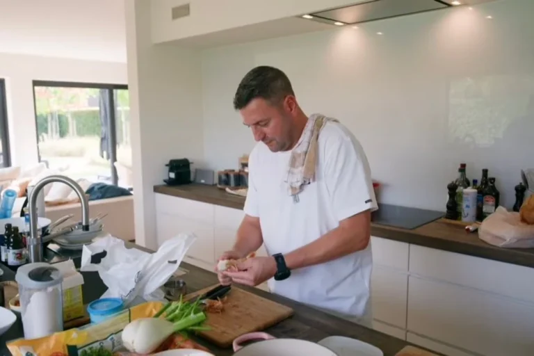 Frank Boeckx aan het werk in zijn keuken voor zijn gasten Joris Brys, Sarah Vandeursen en Goedele Liekens in Komen Eten.