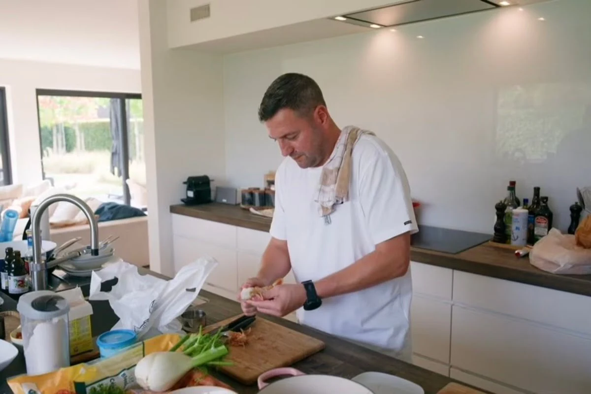 Frank Boeckx aan het werk in zijn keuken voor zijn gasten Joris Brys, Sarah Vandeursen en Goedele Liekens in Komen Eten.
