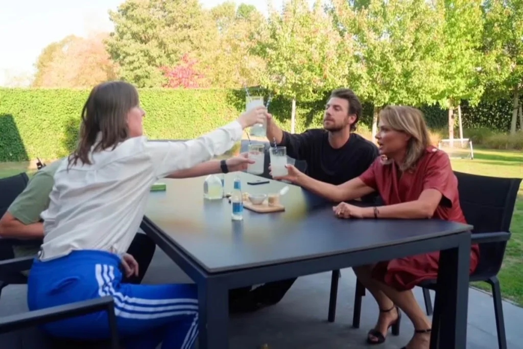Sarah Vandeursen, Joris Brys en Goedele Liekens aan het aperitief bij gastheer Frank Boeckx in Komen Eten. 16 maart 2026. 