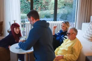 Zoe Biezoe, Inge Onsea en Paul De Grande in jogging te gast bij zanger Metejoor in Komen eten.