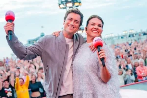 Niels Destadsbader en Siska Schoeters presenteren VRT Zomerhit ook in 2026.