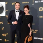 Viktor Verhulst onthult in de Play-podcast ‘Vik & Gert’ dat verloofde Sarah Puttemans creatieve manieren zoekt om hem te volgen met een Apple AirTag.