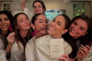 Sarah Puttemans (26) kiest haar bruidsmeisjes voor het huwelijk met Viktor Verhulst (31) en verrast hen met luxe gepersonaliseerde cadeautjes en champagne.