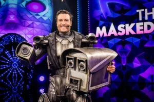 Viktor Verhulst (31) viel gisteren als Flitser als eerste af in The Masked Singer op VTM. Met een boete tot 200.000 euro hield hij het geheim voor vader Gert. De tv-presentator genoot van ‘Sexbomb’ maar had geen win-ambitie.