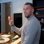 Toby Alderweireld toont droomvilla aan Elodie Gabias, Manu Van Acker en Bart Tommelein in Komen eten.