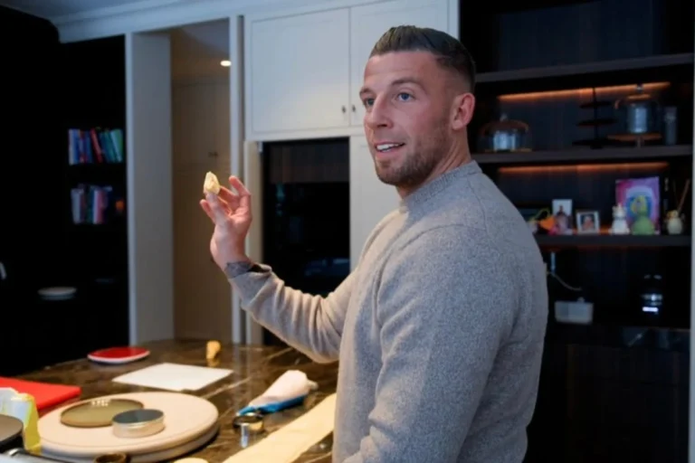 Toby Alderweireld toont droomvilla aan Elodie Gabias, Manu Van Acker en Bart Tommelein in Komen eten.