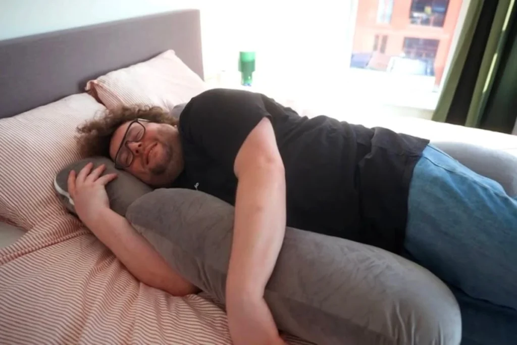 Manu Van Acker op zijn zwangerschapskussen in zijn slaapkamer.