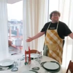 Manu Van Acker aan zijn gedekte tafel bij Komen eten.