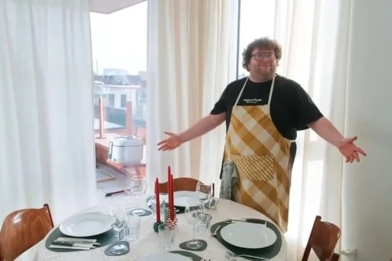 Manu Van Acker aan zijn gedekte tafel bij Komen eten.