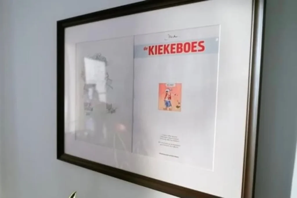Het album van de Kiekeboes in de woonkamer van Manu Van Acker.