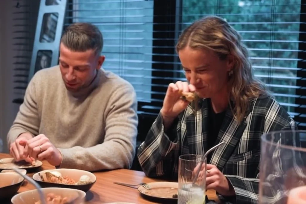 Toby Alderweireld en Elodie Gabias vonden het door Bart Tommelein geserveerde hapje in Komen eten maar niets.