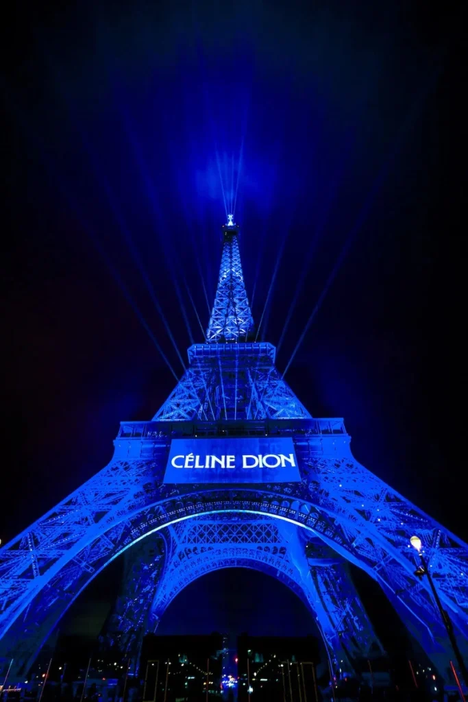 De Eiffeltoren stond vanavond in het teken van Céline Dion.