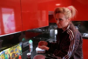 Roosje Pertz steelt de show in 'Komen eten' met haar knalrode droomkeuken.