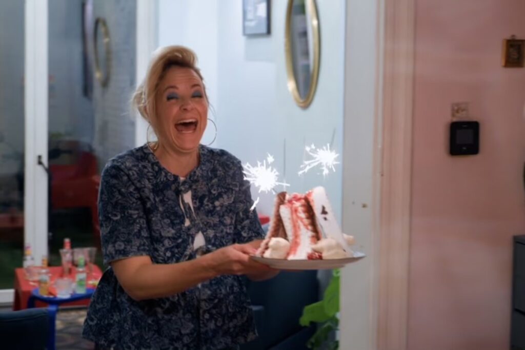 Roosje Pertz serveert het dessert: ijslammetje met , dinosaurussen en een vulkaan van ijsstronk