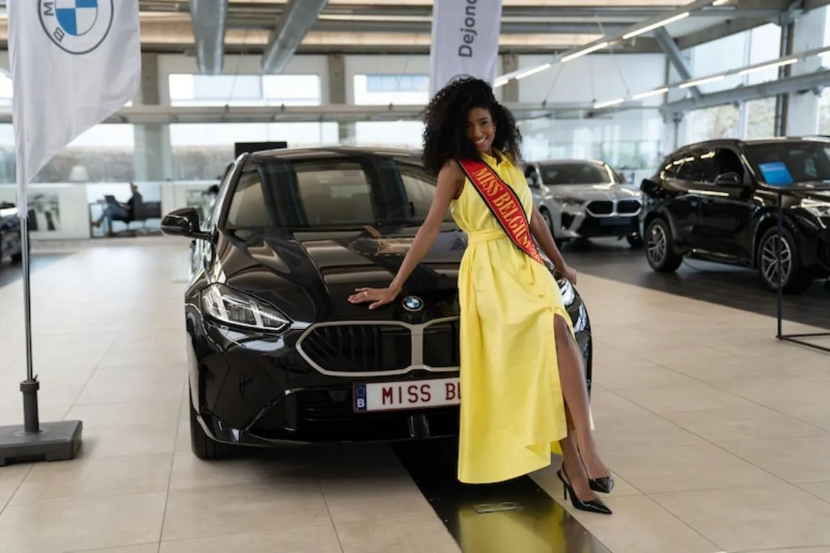 Miss België Olga Lombardo rijdt eindelijk in haar BMW.