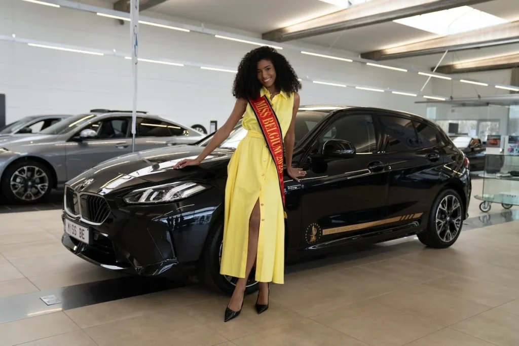 Miss België Olga Lombardo met haar BMW.