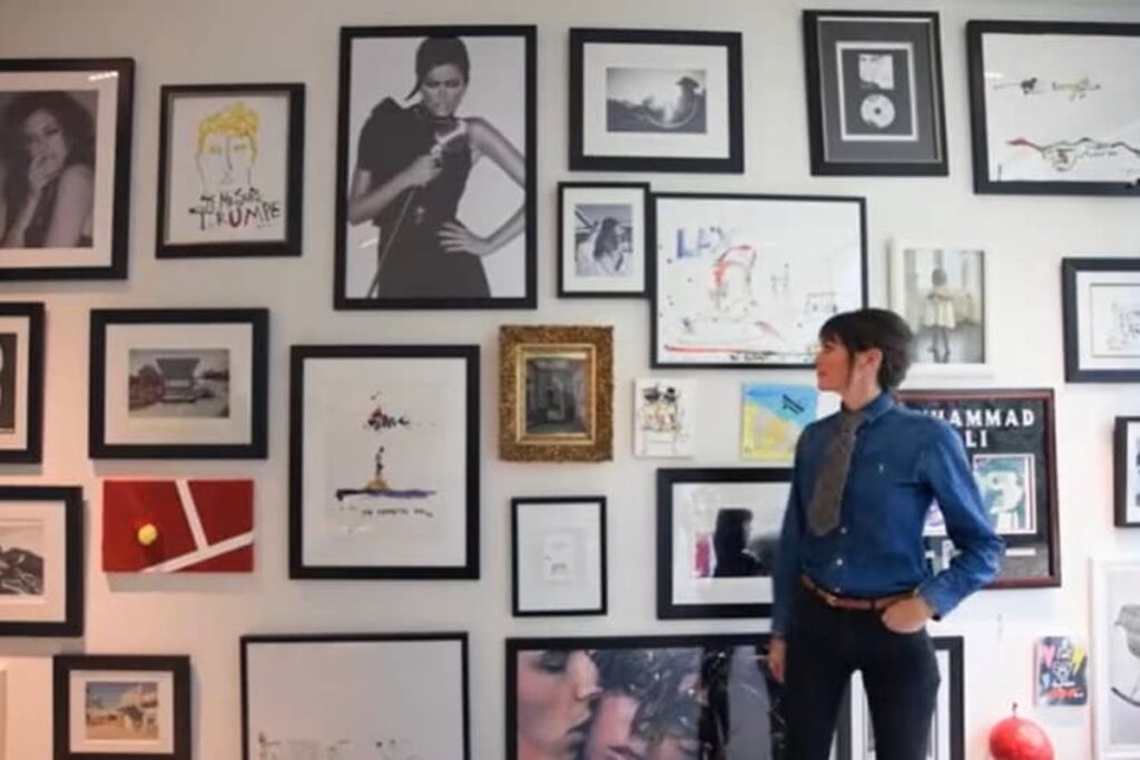 Binnenkijken bij Astrid Coppens tijdens Komen eten: haar wall of fame.