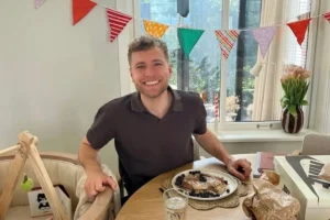 Freek Rikkerink mocht 33 kaarsjes uitblazen.