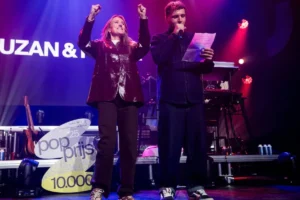Zo namen Suzan & Freek de Popprijs 2025 in ontvangst.