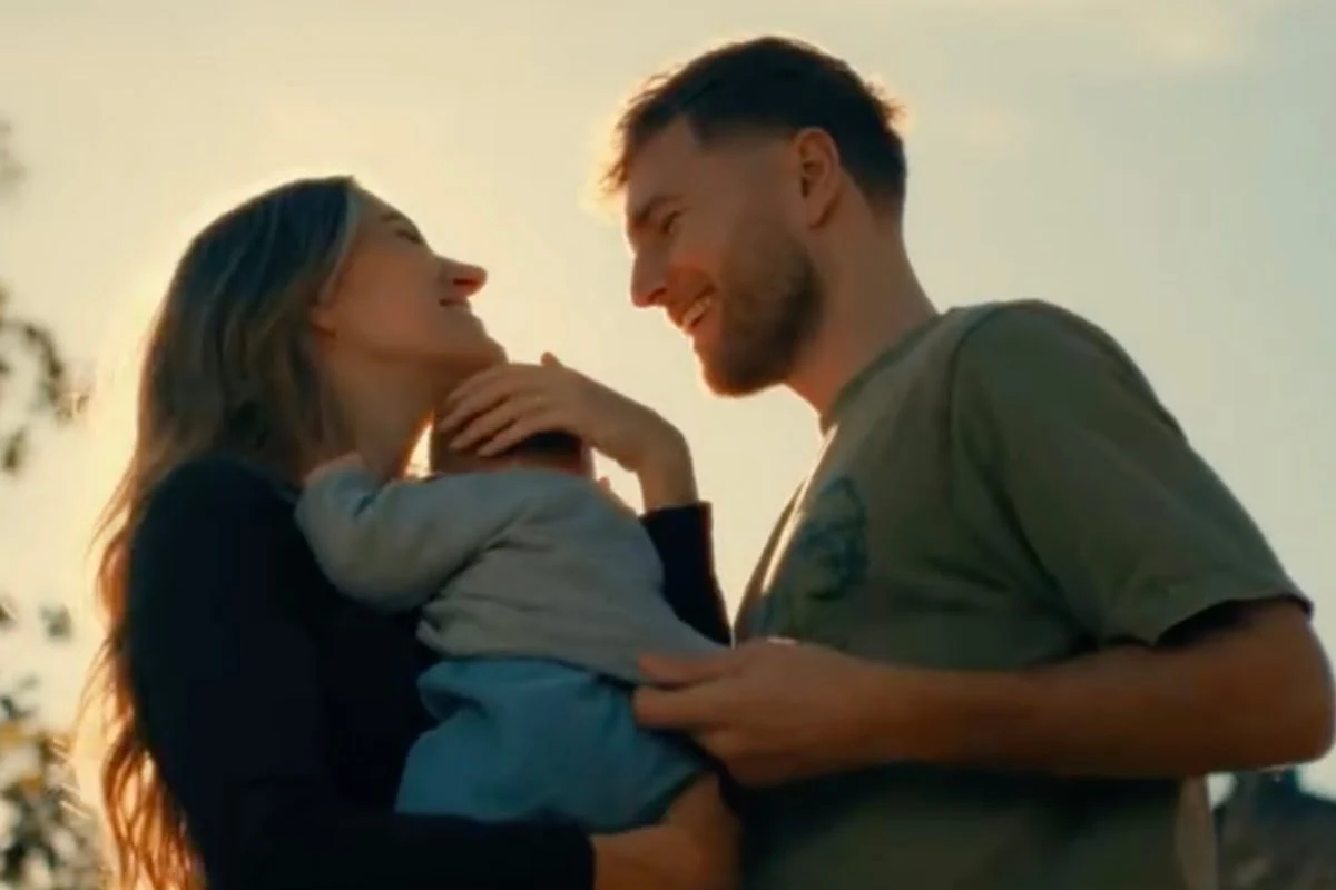 In de video van hun nieuwe single ‘Halverwege’ zingen Suzan en Freek voor zoontje Sef.