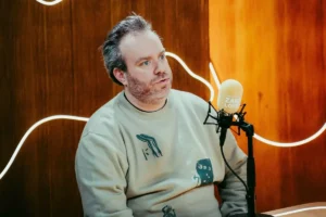 Jens Dendocker te gast in de VRT podcast “De zandloper”.