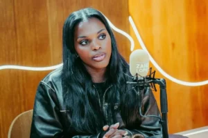 Mentissa in ‘De Zandloper’. (inzet: Mentissa na haar overwinning in ‘The Voice Kids’. © VRT / (inzet: The Voice Kids)