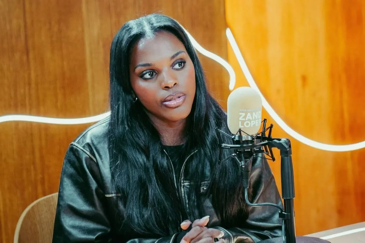 Mentissa in ‘De Zandloper’. (inzet: Mentissa na haar overwinning in ‘The Voice Kids’. © VRT / (inzet: The Voice Kids)