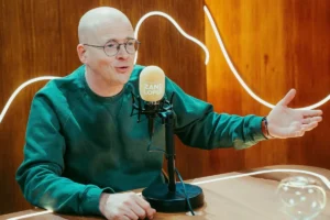 Sven de Leijer praat in de VRT-pod ast ‘De Zandloper’ met gastheer Peter Van de Veire over het leven.