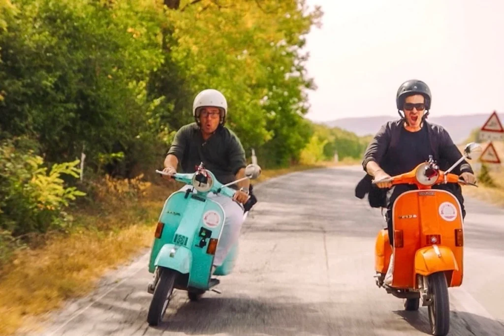 Marco Borsato en Sergio Herman op de scooter in Italië. 